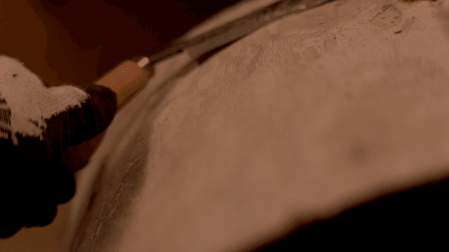 나무 표면을 다듬는 장인의 낫칼