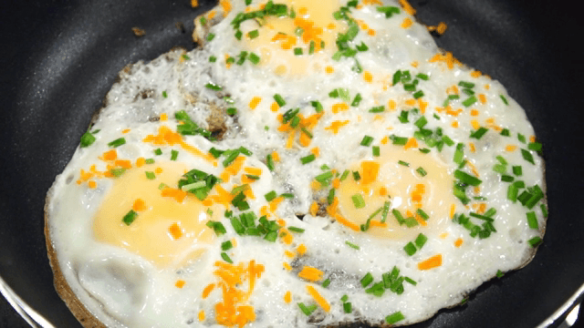 부추와 당근을 곁들인 계란 프라이