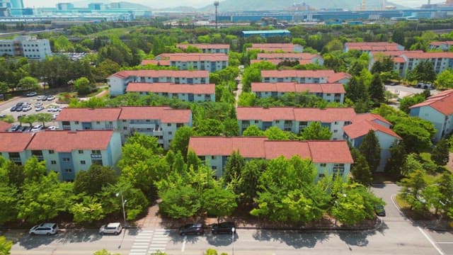 빨간 지붕의 건물이 있는 주거 지역