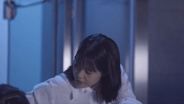 아이를 장난스럽게 달래는 여성