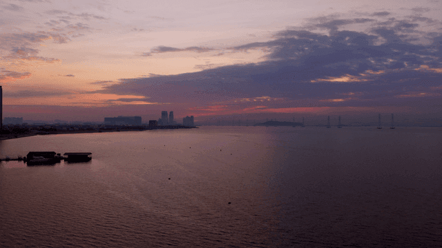 잔잔한 바다가 보이는 해안 풍경