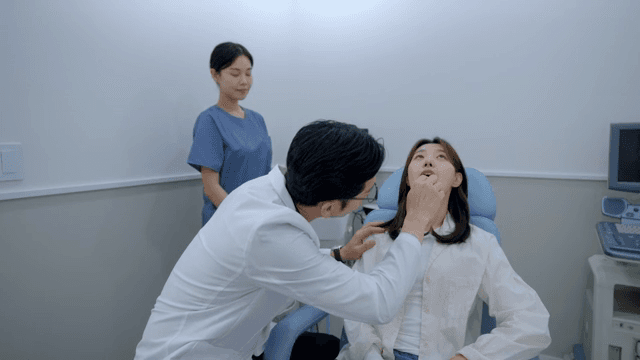 의사가 진료실에서 환자를 진찰하는 모습