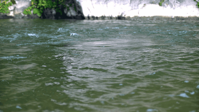 부드러운 물결이 있는 흐르는 강