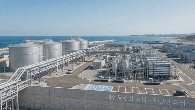 Seaside desalination plant with tanks