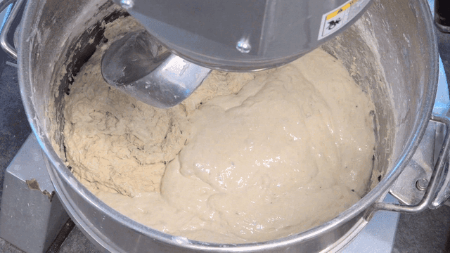 대형 산업용 믹서에서 혼합된 걸쭉한 반죽