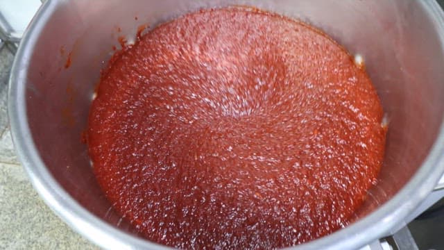 식당에서 만들어지는 빨간 닭갈비 양념