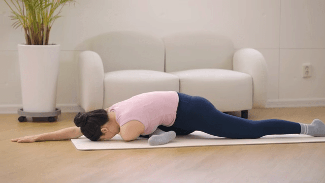 실내에서 스트레칭을 하는 여성