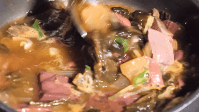 냄비에서 끓고 있는 선짓국