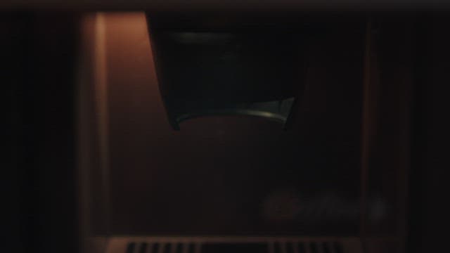 자판기에서 뽑은 커피를 주는 손