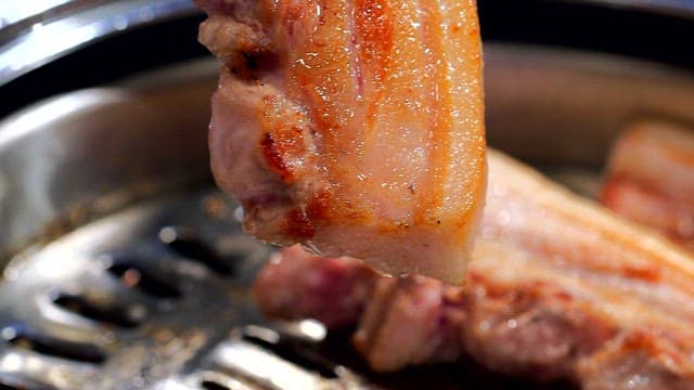 가위로 자르는 구운 삼겹살