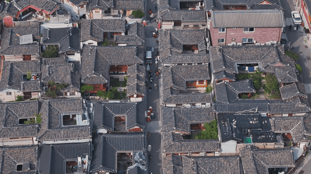 규칙적으로 배열된 한옥 지붕과 골목길