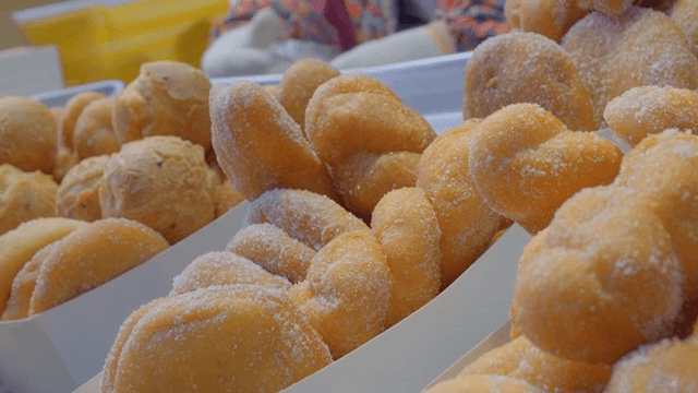 진열된 다양한 도넛과 페이스트리