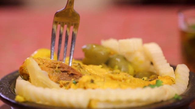 먹음직스러운 닭다리를 포크로 집는 모습