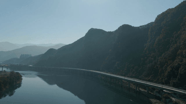 다리와 산이 있는 고요한 강