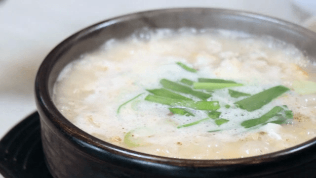 뚝배기에서 끓고 있는 순댓국