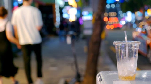 버려진 컵이 있는 번화한 도시 거리