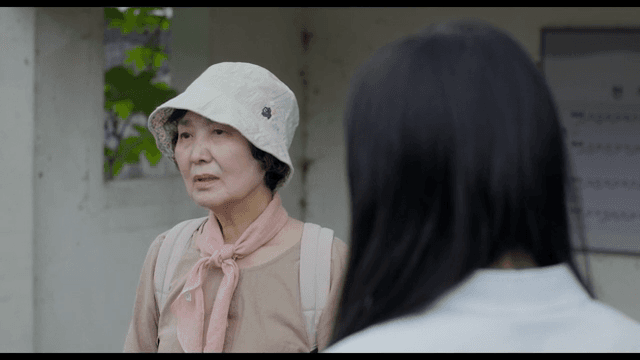 두 여성이 야외에서 대화하는 모습
