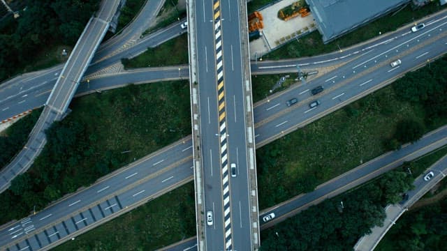 여러 대의 차들이 지나가는 고속도로와 고가도로