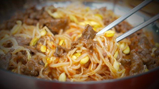 젓가락으로 들어올리는 고소한 콩나물 불고기