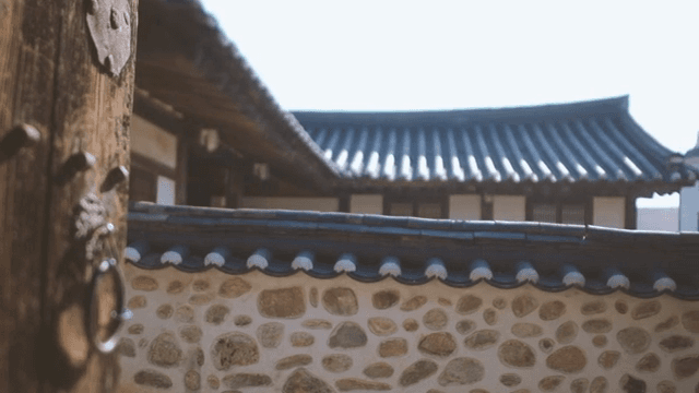 나무 문이 있는 전통 한옥