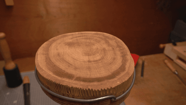 작업실의 나무 의자 상판