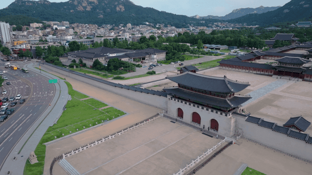 산을 배경으로 한 역사적인 궁전