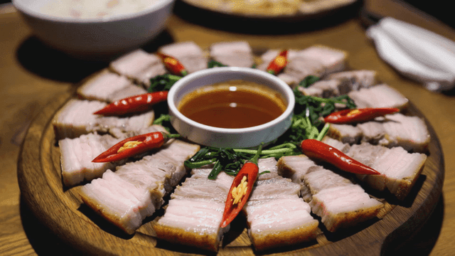 Sliced pork belly with dipping sauce