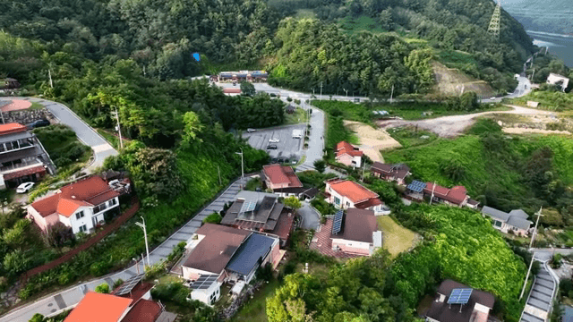 산속에 자리 잡은 평화로운 마을