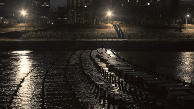 강을 가로지르는 도시의 야경