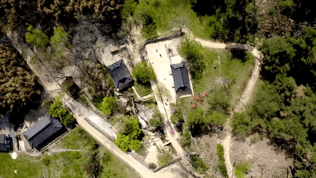 자연에 둘러싸인 전통 한옥