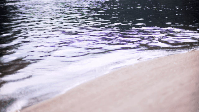 모래 해변에 부딪히는 잔잔한 물결