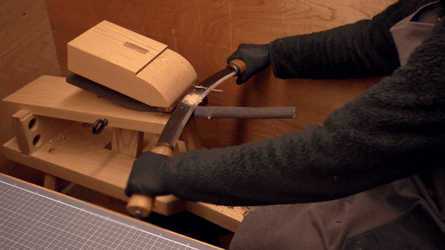 실내에서 깍낫으로 목공 작업