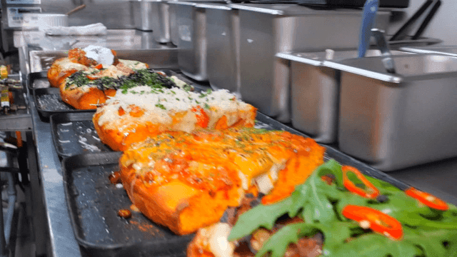 트레이에 준비된 다양한 피자 버거