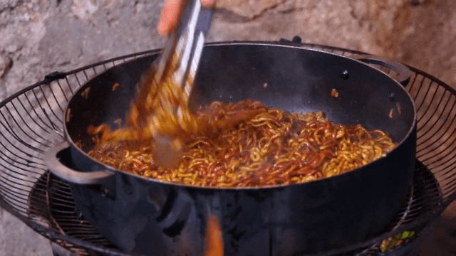 집게로 냄비에서 면 요리하기