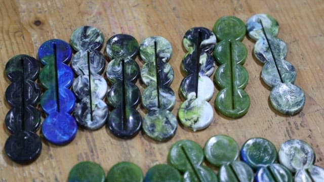 나무 테이블 위 재활용 플라스틱으로 만든 다양한 색상의 치약짜개