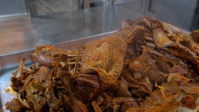 금속 쟁반 위에 놓인 김이 나는 익힌 고기