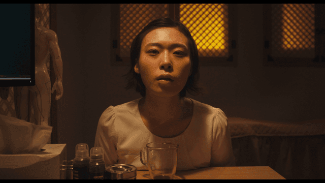 한의원 진료실에서 유리컵에 든 피를 마시는 여자 뱀파이어