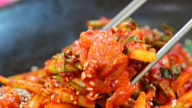 젓가락으로 집은 새콤달콤한 홍어회무침