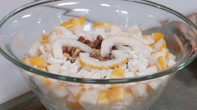 신선한 참외 샐러드와 접시에 담긴 샌드위치