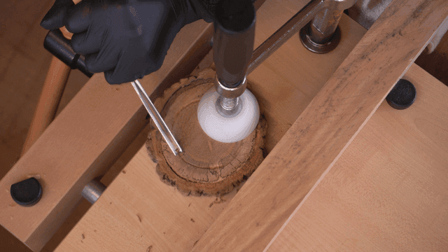 끌과 클램프를 사용한 목공 작업