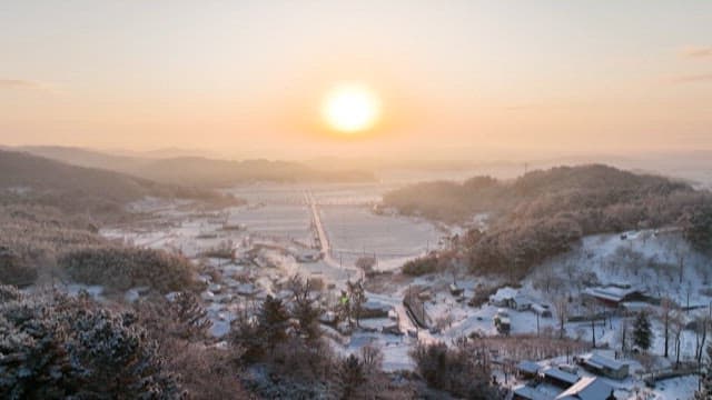 일출의 눈 덮인 마을