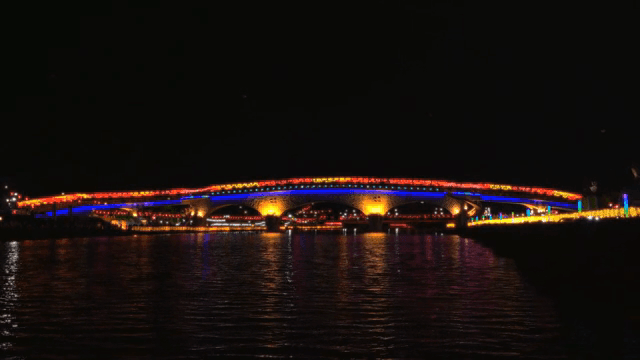 밤에 밝게 빛나는 다리