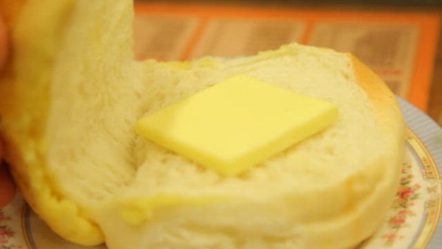 사이에 버터가 끼워진 먹음직스러운 빵