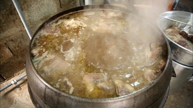 냄비에서 끓고 있는 소뼈