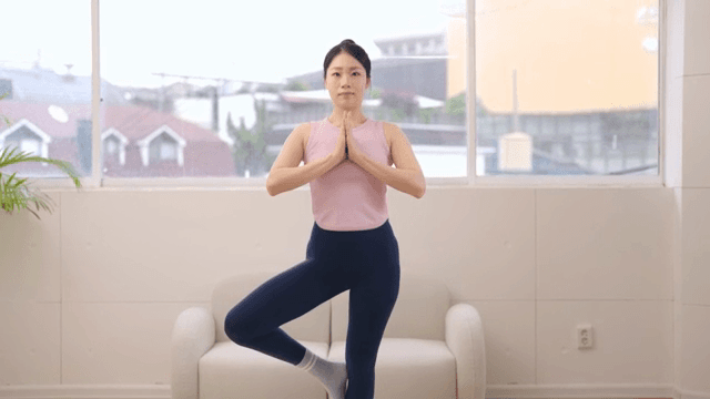 실내에서 요가를 하는 여성