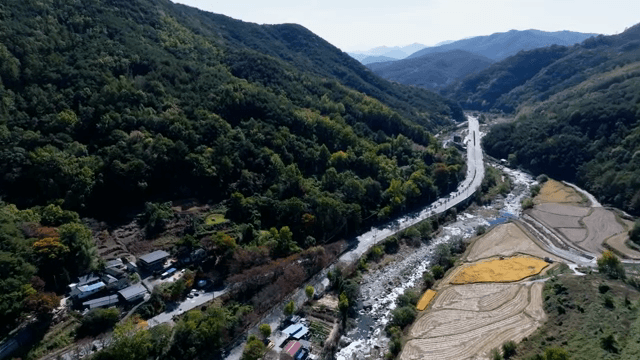구불구불한 도로가 있는 광활한 산 풍경