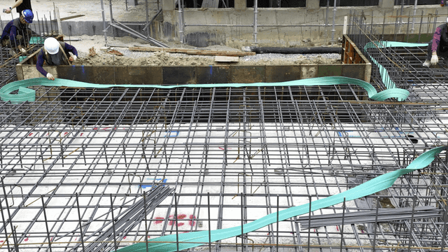 건물 골조가 있는 건설 현장