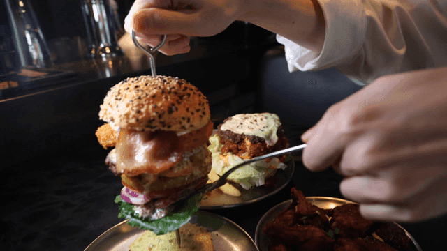 접시에 나눠지는 높이 쌓인 타워 햄버거