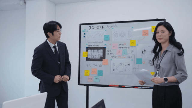 프레젠테이션이 있는 사무실 회의