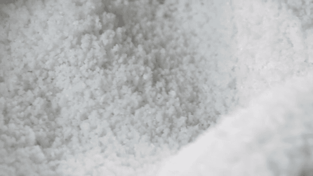 Stir-frying salt in a pan